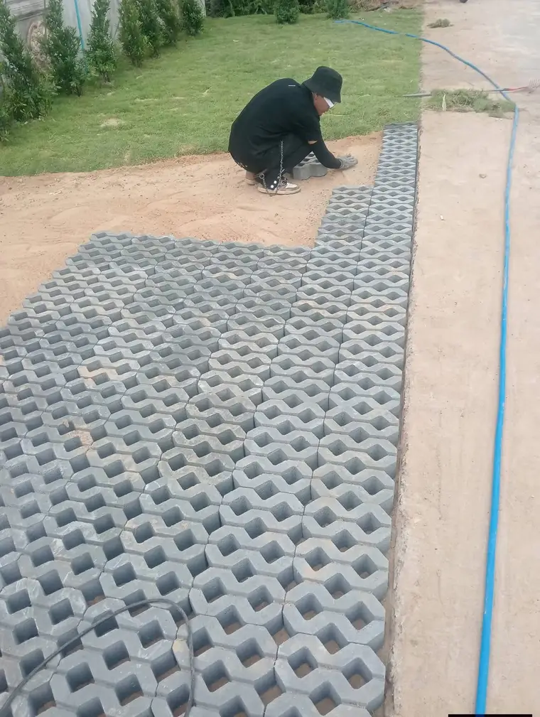 ปูบล็อกปลูกหญ้า (grass paver) สำหรับลานจอดรถ นครราชสีมา
